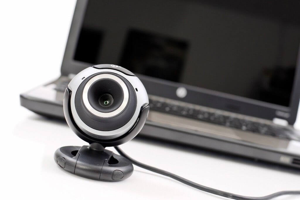 Gravação de audiência: webcam conectada a um notebook